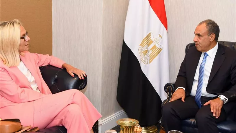 وزير الخارجية يبحث مع نائبة رئيس وزراء هولندا السابقة تطورات الأوضاع في الشرق الأوسط