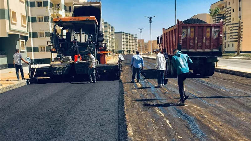 لتسهيل الحركة المروية.. متابعة مكثفة لأعمال الرصف بطريق R2 بحدائق العاصمة