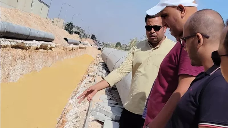 جهاز 6 أكتوبر يتابع تنفيذ خطي طرد للصرف الصحي بقطر 1200مم بالمنطقة الصناعية