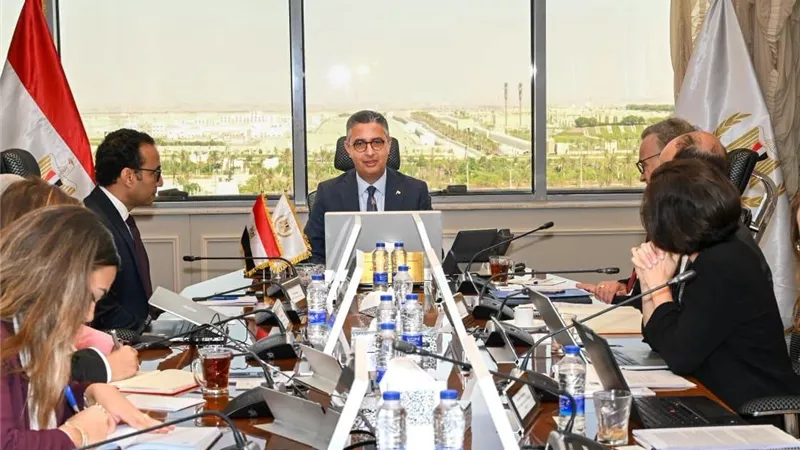 وزير التموين يبحث مع وفد بنك الاستثمار الأوروبي التعاون في إنشاء وتطوير مركز لوجيستي متكامل للحبوب