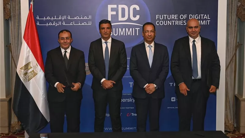 وزيرا الصناعة والاتصالات يشهدان توقيع بروتوكول بين مركز تحديث الصناعة وشركة 