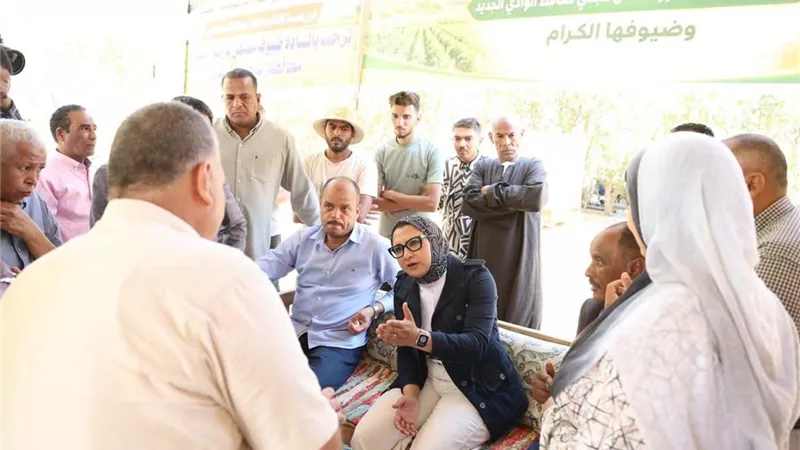 محافظ الوادي الجديد تبحث مطالب مزارعي ومستثمري بحيرة باريس وتوجه بحلول عاجلة