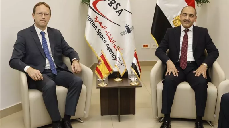 الرئيس التنفيذي لوكالة الفضاء المصرية يستقبل السفير الإسباني لبحث التعاون في تكنولوجيا الفضاء