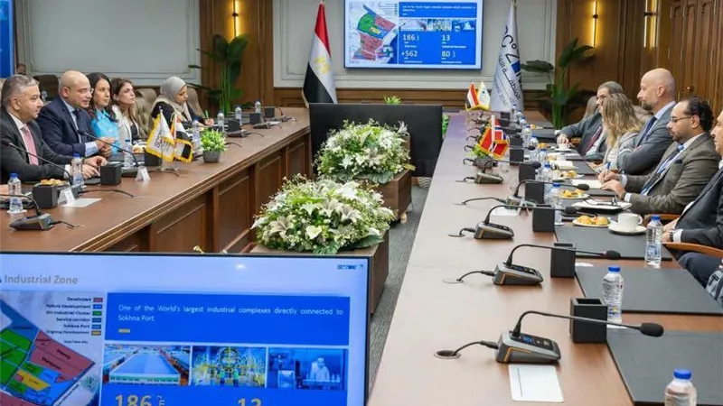 رئيس اقتصادية قناة السويس يبحث مع سفير النرويج فرص زيادة الاستثمارات