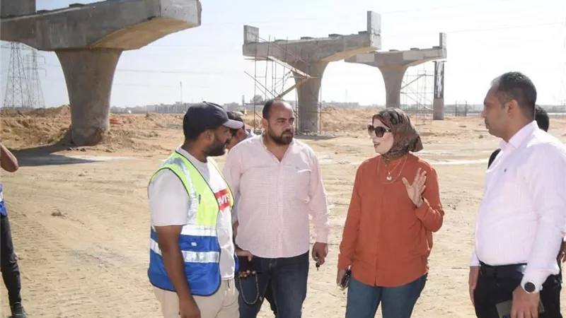 رئيس جهاز السويس الجديدة تتابع تنفيذ كوبري الربط ومشروعات الحماية من السيول