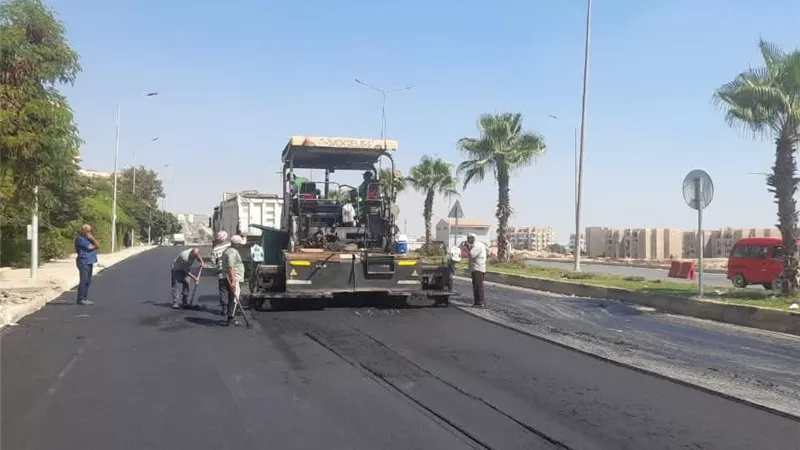 استمرار أعمال رفع كفاءة شبكة الطرق بمدينة الشيخ زايد