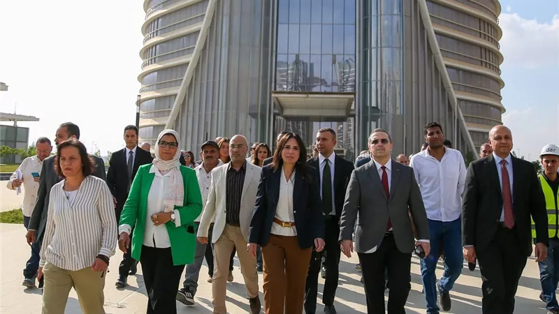 وزيرة الإسكان تقوم بجولة موسعة بمنطقة الأعمال المركزية بالعاصمة الجديدة