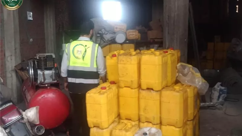 سلامة الغذاء تضبط 2350 لتر زيوت نباتية غير صالحة للاستهلاك بالشرقية