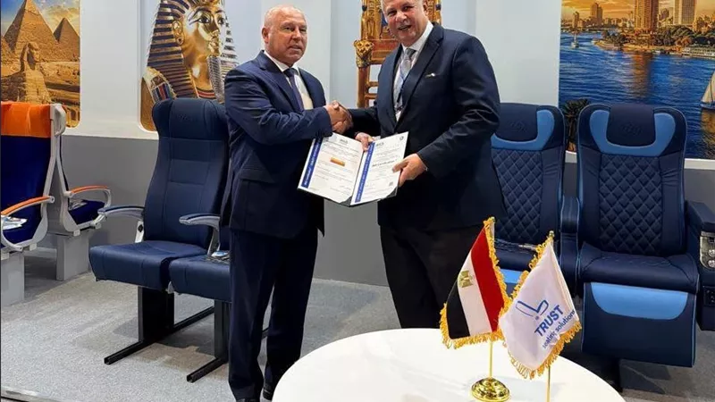 وزير النقل يتفقد جناح ترست ببرلين ويسلمها شهادة المعيار الدولي لصناعات السكك الحديدية