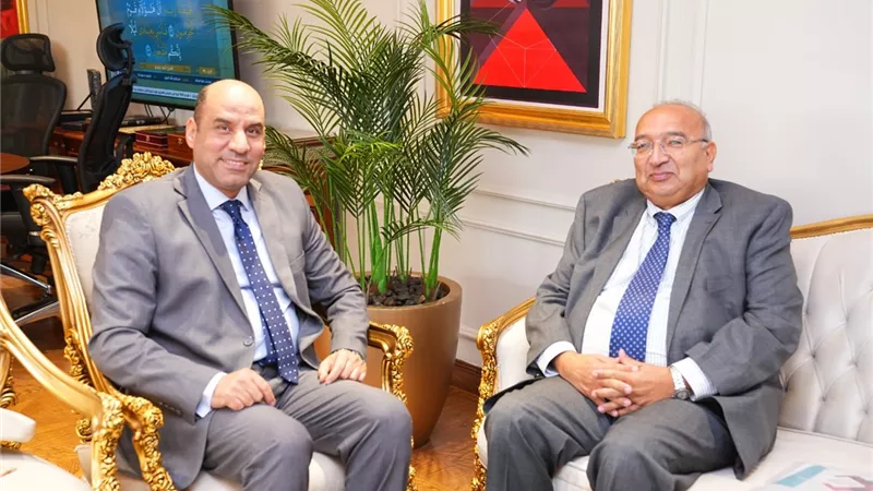 وزير العمل يبحث مع رئيس اللجنة الوطنية التنسيقية لمكافحة ومنع الهجرة غير الشرعية والإتجار بالبشر تعزيز التعاون المشترك