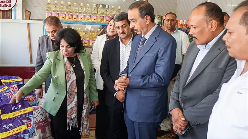 محافظ سوهاج يفتح سوقًا جديدة لمنتجات النيل بأسعار تصل لنصف مثيلاتها بالأسواق