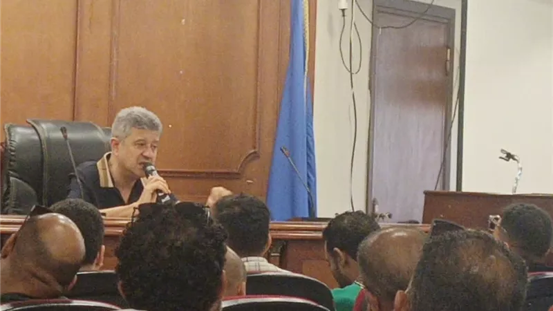 فايد يستمع لمشكلات أصحاب الكافتيريات برأس البر ويعد برفع مطالبهم للجهات المختصة