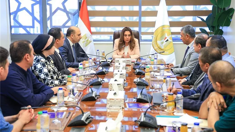وزيرة التنمية المحلية والبيئة تتابع أداء 5 شركات نظافة بالقاهرة والإسكندرية