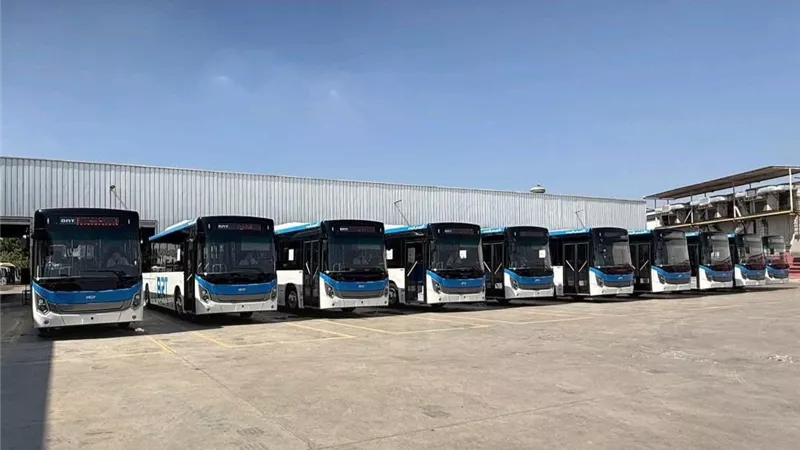 تسليم 20 أتوبيسًا كهربائيًا لوزارة النقل لدعم منظومة BRT على الطريق الدائري