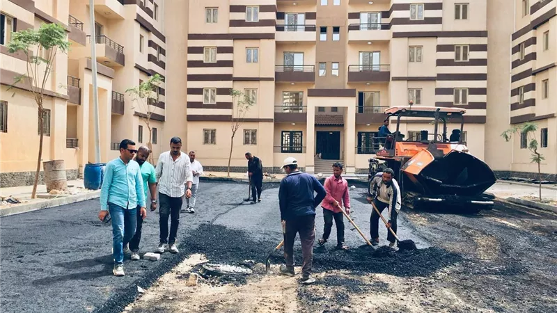  رئيس جهاز حدائق العاصمة يتابع أعمال رصف الطرق بالمدينة 