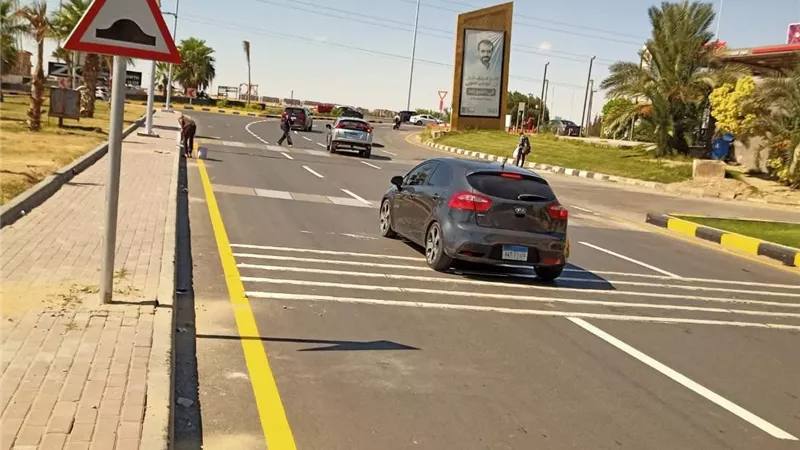 جهاز مدينة الشيخ زايد يواصل أعمال تطوير الطرق بالمدينة 