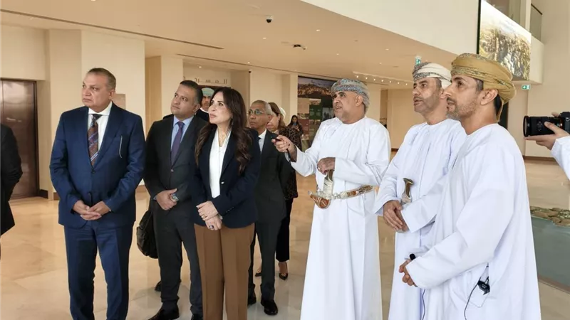وزيرة الإسكان ونظيرها العُماني يتفقدان مركز التجربة والمبيعات بمدينة السلطان هيثم