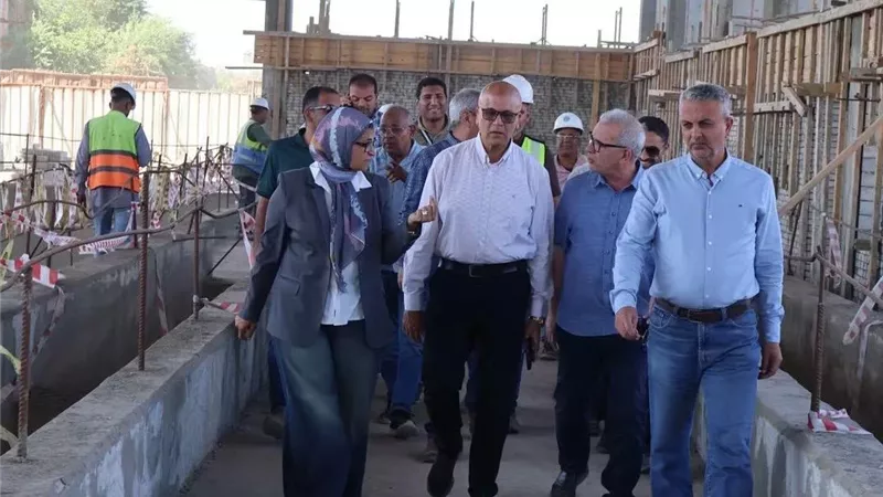 نائب وزيرة الإسكان يتفقد مشروع مأخذ وخطوط نقل المياه العكرة من نهر النيل إلى العاصمة الجديدة