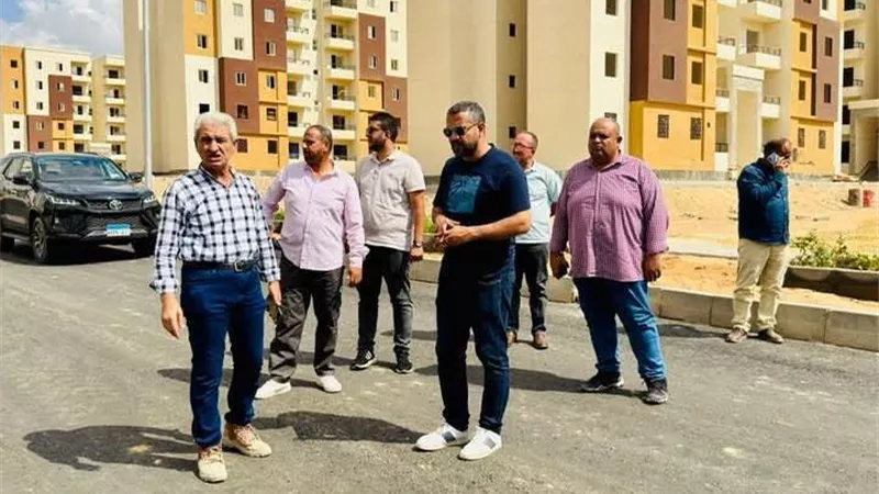 لضمان الالتزام بمواعيد التسليم.. جولة ميدانية لرئيس «العبور الجديدة» بمشروع «سكن لكل المصريين»