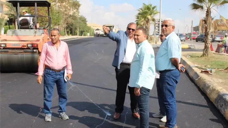 رئيس جهاز الشيخ زايد يواصل يتابع تنفيذ أعمال مشروعات الطرق بالمدينة