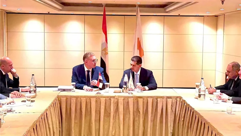 وزير البترول يبحث مع نظيره القبرصي تسريع مشروعات ربط الغاز القبرصي بمصر
