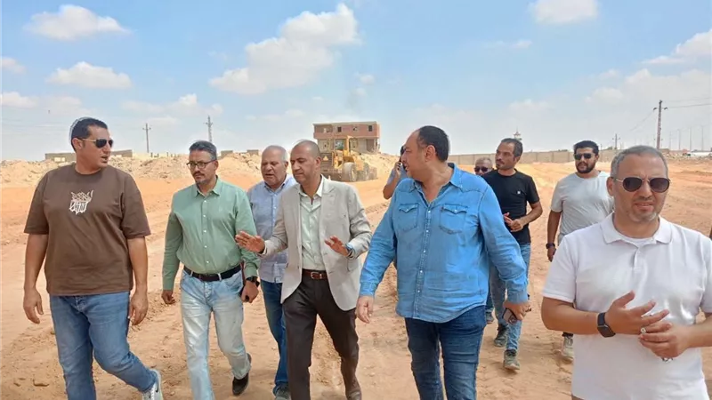 رئيس جهاز الشروق يتابع ميدانيًا أعمال الطرق بمنطقة «طيبة» بالامتداد الغربي