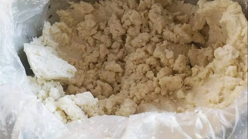 زيوت سكوتر وجبن مجهول المصدر.. حملة تموين تضبط مخالفات الأسواق في دسوق