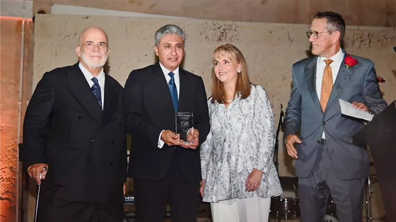 وزير السياحة يتسلم جائزة الريادة العالمية من المجلس العالمي للسياحة والسفر في مالطا