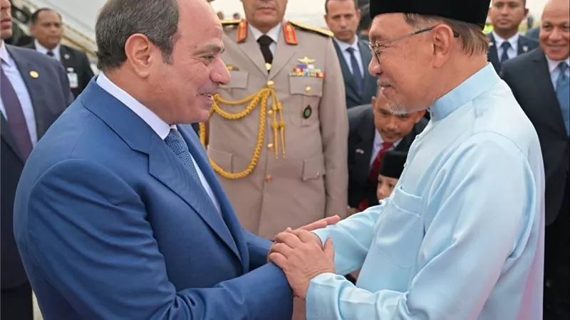 رئيس وزراء ماليزيا يستقبل الرئيس السيسي.. مباحثات مرتقبة لتعزيز التعاون بين البلدين