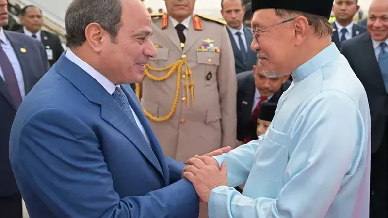 مصر وماليزيا تبحثان تعزيز الشراكة الاقتصادية والاستثمارية وتكثيف التنسيق السياسي.. والسلطان إبراهيم يمنح الرئيس المصري أرفع وسام اتحادي ماليزي
