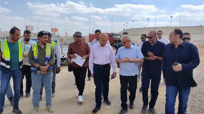 نائب وزيرة الإسكان يتابع تنفيذ أعمال البنية التحتية وفتح الطرق بالامتداد الغربي لمدينة الشروق