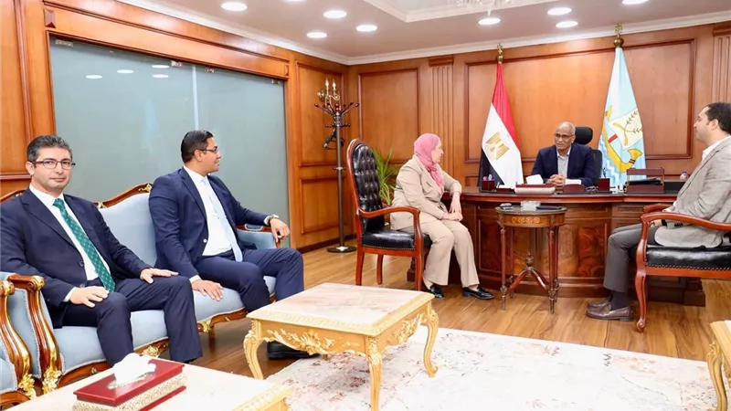 محافظ كفرالشيخ يبحث مع البنك الزراعي تمويل المزارعين ودعم الأسر الأولى بالرعاية