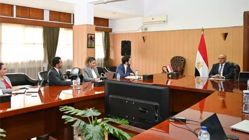 وزير الري يبحث مع البنك الأوروبي تمويل مشروعات حماية الشواطئ وتطوير محطات الرفع