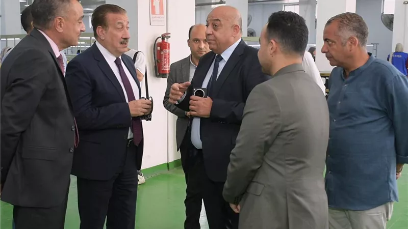  محافظ بورسعيد يتفقد مصنع أفينا للأدوات الكهربائية ويوجه بتعزيز الاستثمار وزيادة الإنتاج المحلي