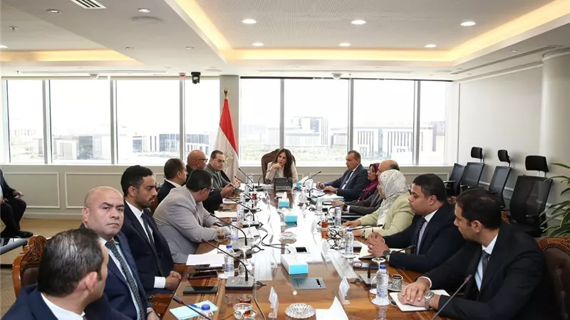 وزيرة الإسكان تبحث تعظيم الاستفادة من الأصول العقارية لهيئة المجتمعات العمرانية الجديدة