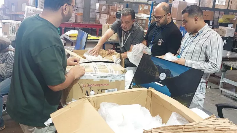الرقابة على الصادرات والواردات تواصل العمل بمطار القاهرة لضمان انسيابية حركة التجارة الخارجية