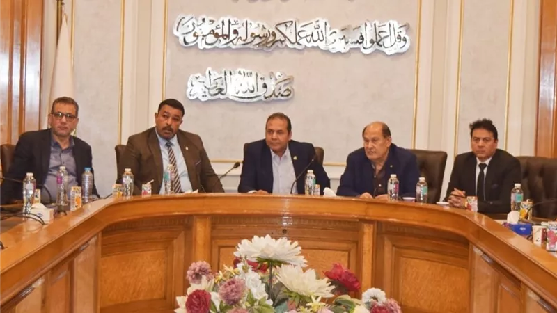غرفة القاهرة تبحث تطوير مراكز الخدمات الحكومية بخطة جديدة لدعم التنمية 