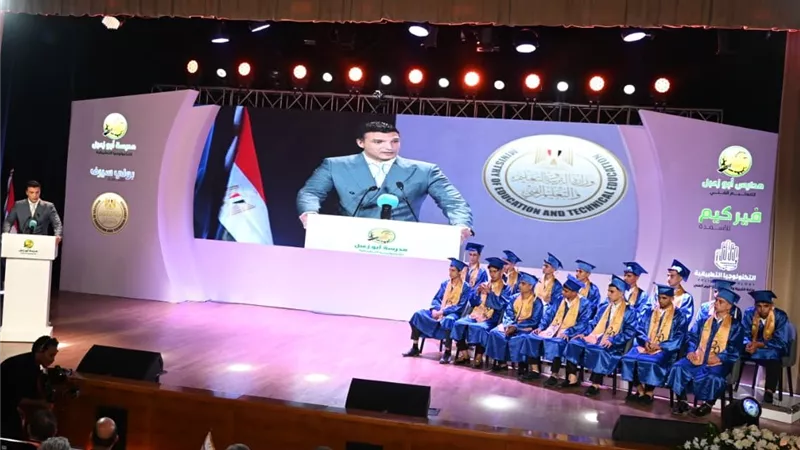 وزير الصناعة يسلم شهادات التخرج وعقود العمل لأول دفعة من مدرسة أبو زعبل للتكنولوجيا التطبيقية