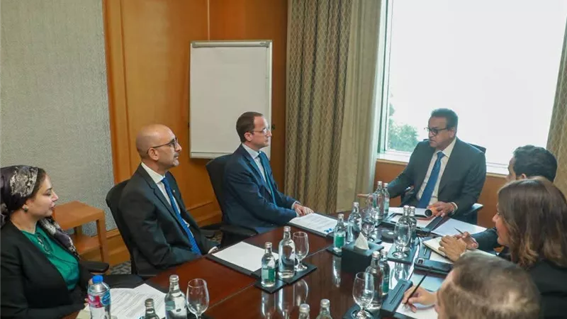 وزير الصحة يبحث مع«فايزر» توطين لقاح المكورات الرئوية وتوفير علاجات الأورام والأمراض النادرة