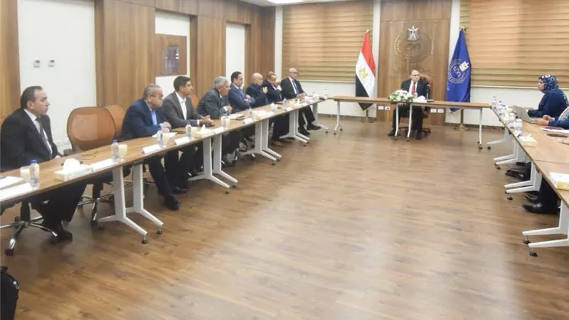 رئيس هيئة الدواء يبحث مع غرفة صناعة الدواء تعزيز الاستثمار وتيسير الإجراءات التنظيمية