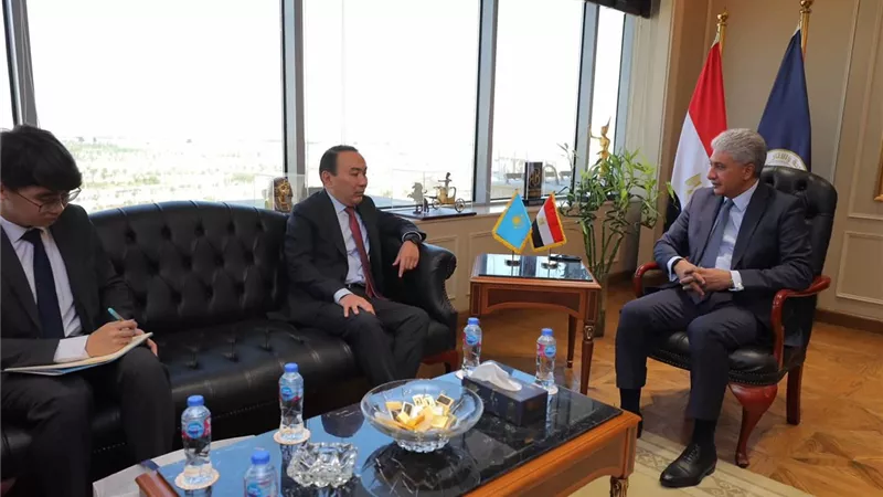 وزير السياحة يبحث مع سفير كازاخستان زيادة الرحلات الوافدة لمصر والترويج للآثار الإسلامية