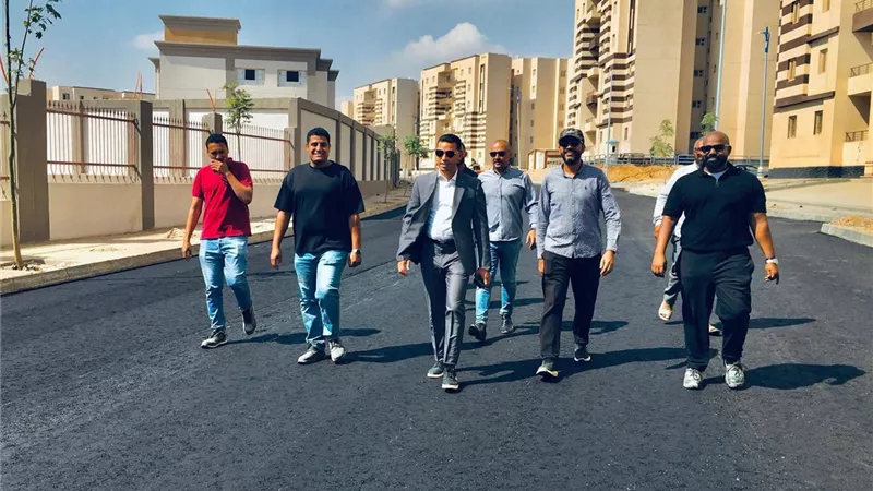 رئيس جهاز حدائق العاصمة يتابع الانتهاء من أسفلت الطرق المؤدية لعمارات الإسكان الاجتماعي بحي الأمل