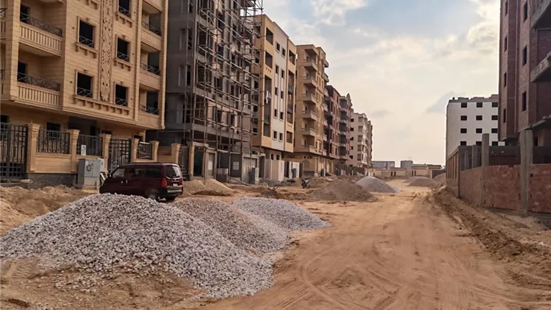 جـهـاز مدينة 6 أكتوبر يواصل أعمال تمهيد وتسوية الطرق بالحـي التاسـع 