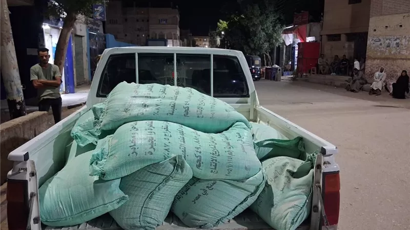 تموين الفيوم يضبط 1.8 طن دقيق مدعم وزيتًا مجهول المصدر وسجائر صينية