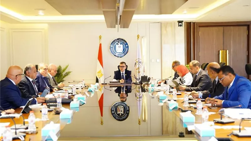 وزير التخطيط يترأس اجتماعًا لبحث الاستغلال الأمثل لأصول بنك الاستثمار القومي