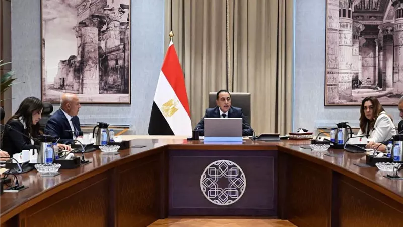 مدبولي يستعد لمؤتمر أكتوبر بحصر تساؤلات المواطنين والرد على انتقادات الحكومة